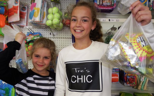 Links is Kayle van Zyl (7) saam met haar suster, Chloe van Zyl (11) van Brackenfell wat in Franskraal by hulle ouma, Stella Arthur kom kuier het en hulle het seker gemaak hulle koop genoeg eetgoedjies by OK Value in Franskraal.